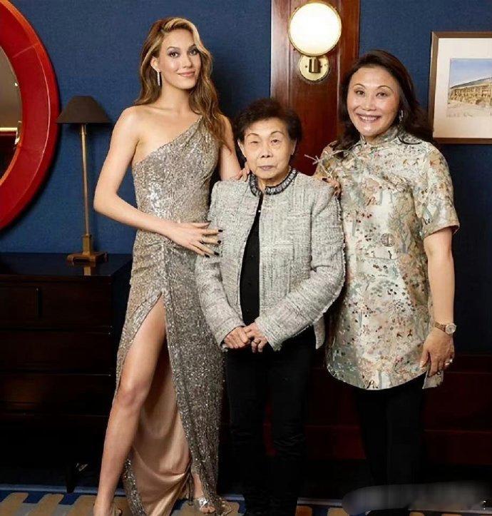 李湘和女儿王诗龄、谷燕和谷爱凌的合照，怎么感觉都.....