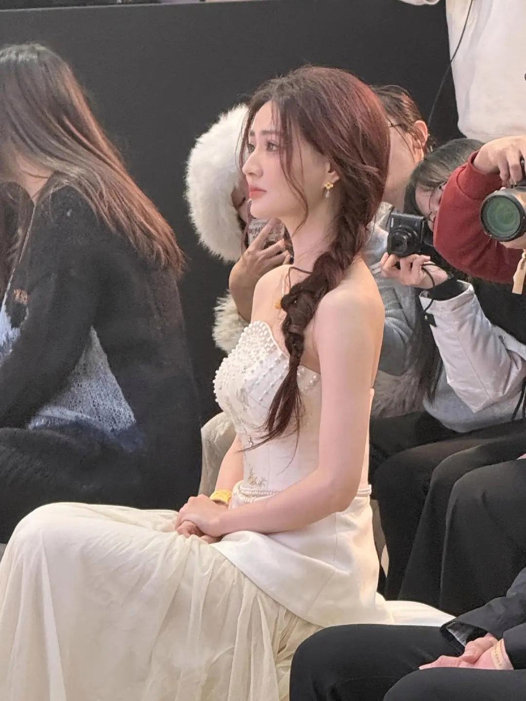 徐璐一袭简约长裙惊艳亮相北京亦庄，雪肤明眸自带柔光滤镜，蓬松短发勾勒精致轮廓，生