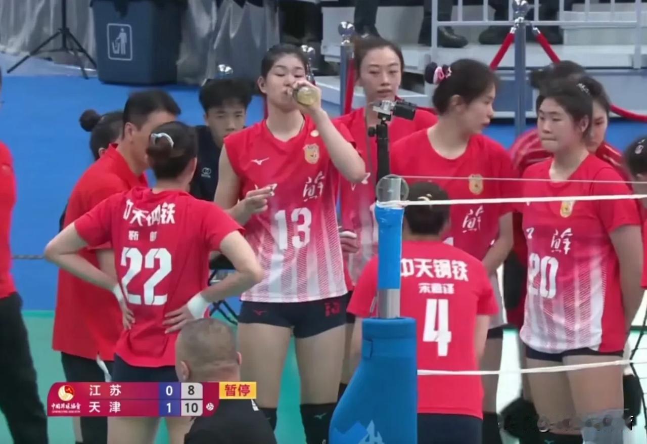 施海荣代表陈方狂扇天津球迷的嘴巴子。陈方率领的天津女排在全锦赛开局不利，0-3惜
