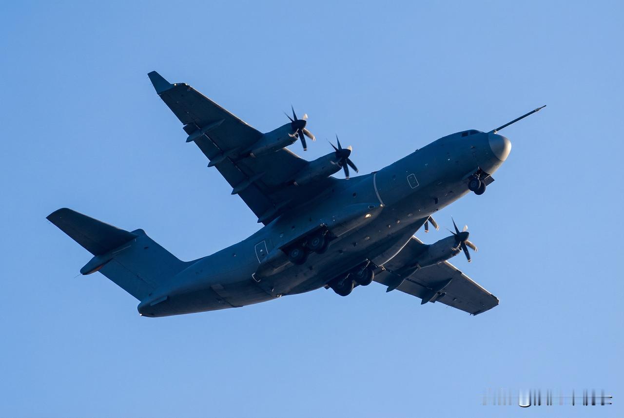 我国新中运首飞，和C-130J以及A400M同角度对比。目测比C130J大，