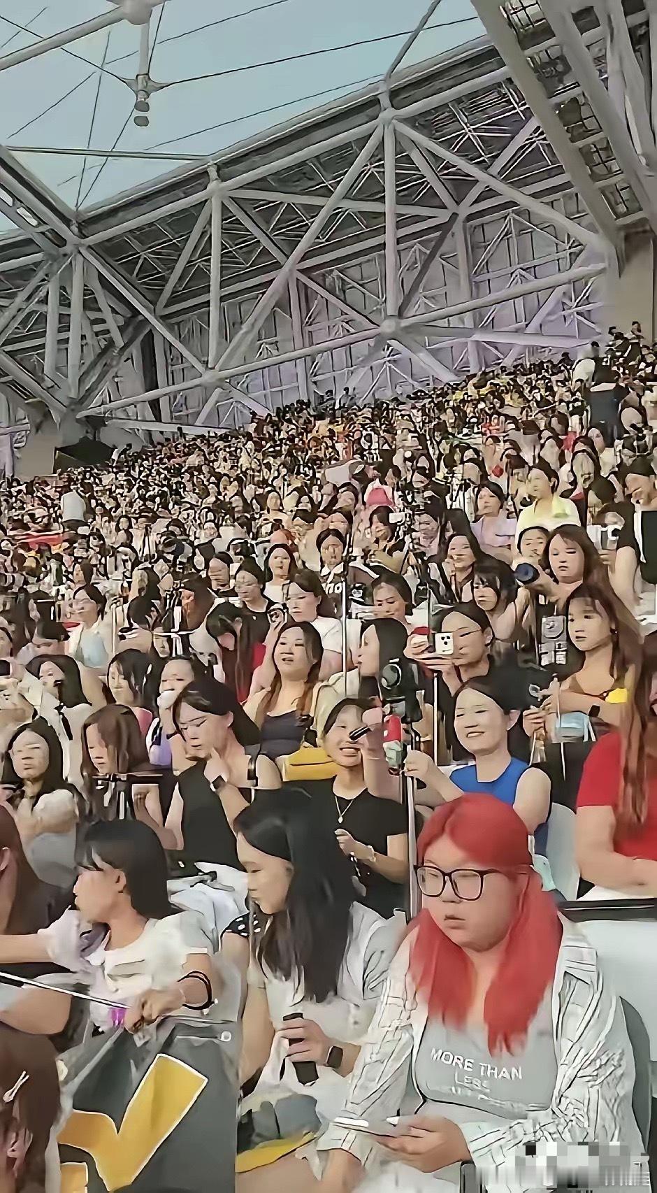 不少人留意到时代少年团演唱会的观众席，在场女观众的气质普遍平平，很少能看到气质出
