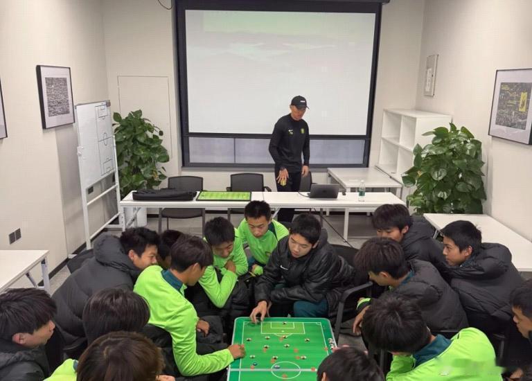 中国足协公布亚运男足U23大名单，于大宝转型助教入列🏃‍♂️。年初U23亚洲杯亚军班底为班底，朱辰