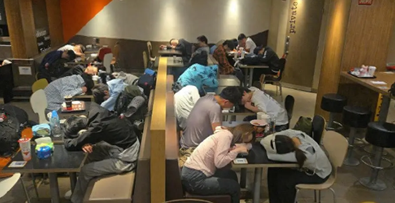 吵翻了！内地游客来香港玩不订酒店，深夜在24小时营业快餐店过夜，五一黄金周赴港游