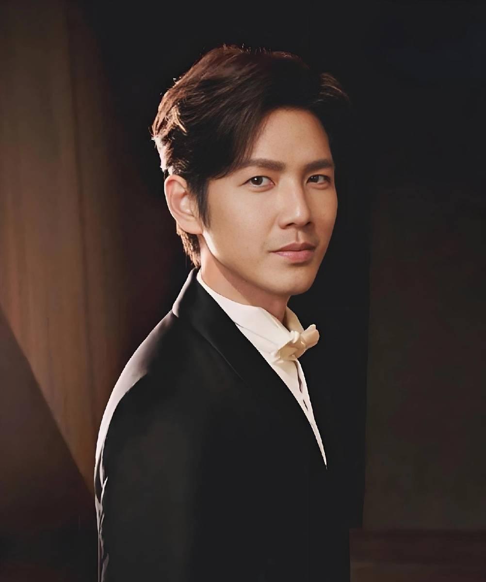 51岁的钟汉良还在演偶像剧男主，这事儿戳破了影视圈最现实的那层窗户纸。现在拍戏