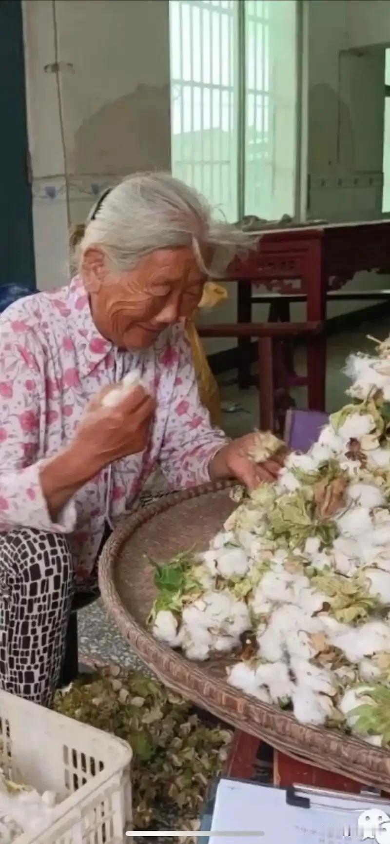 昨天晌午，同村张婶杵着拐棍来敲门，红着眼圈跟俺说想借2000块——她孙女耳朵有点