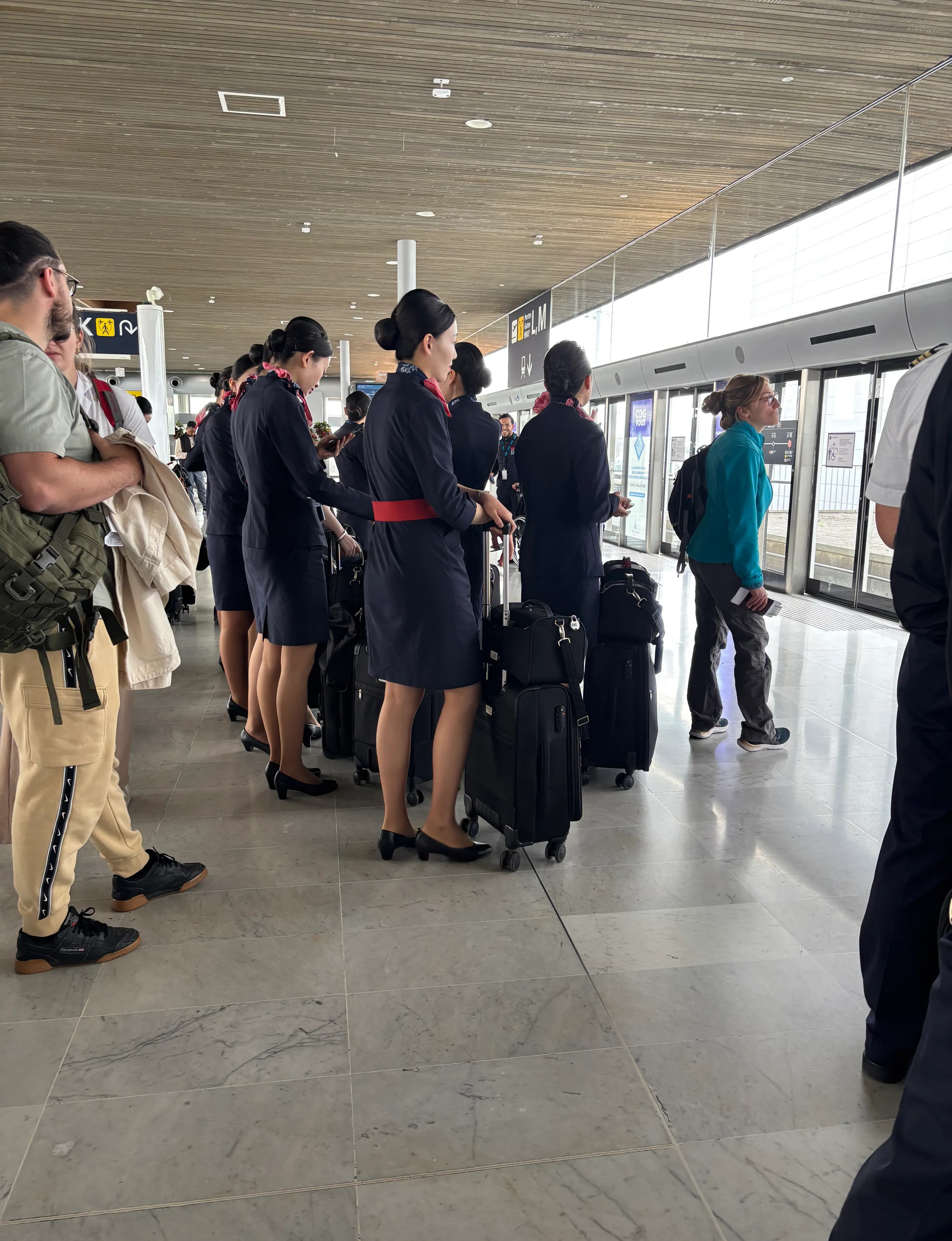 中国空姐在巴黎机场工作巴黎机场来了些中国空姐，她们在这儿