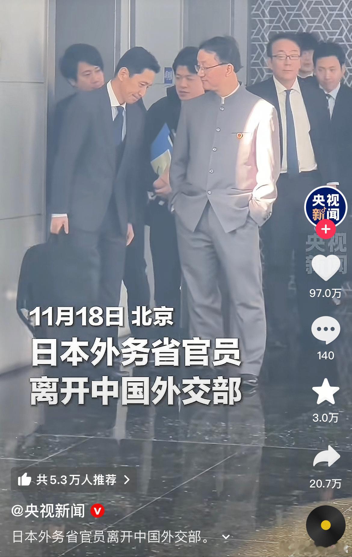 这一身中山装太帅了，两手插兜，不怒自威！