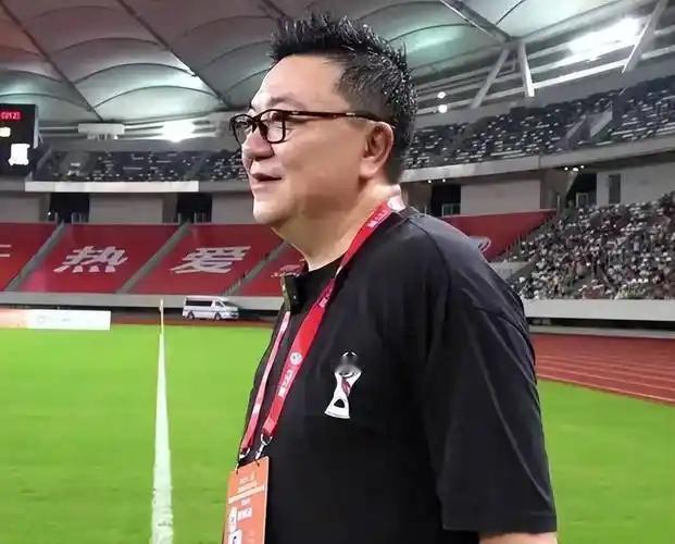 简单说，就是董路搞了套和传统完全不同的青训方法——不天天跑圈，直接拉孩子满世界打