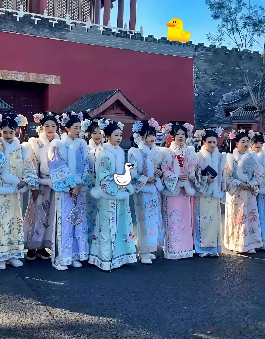 清宫装在故宫里面流行，正宗汉服却难觅，这不是文化冲击，也不是大家摒弃，而是资本驱