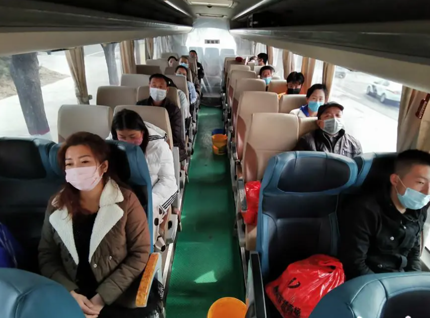广东深圳，一名女子和朋友共50人，包了一辆专车，从广东回到河南，约定价格为900