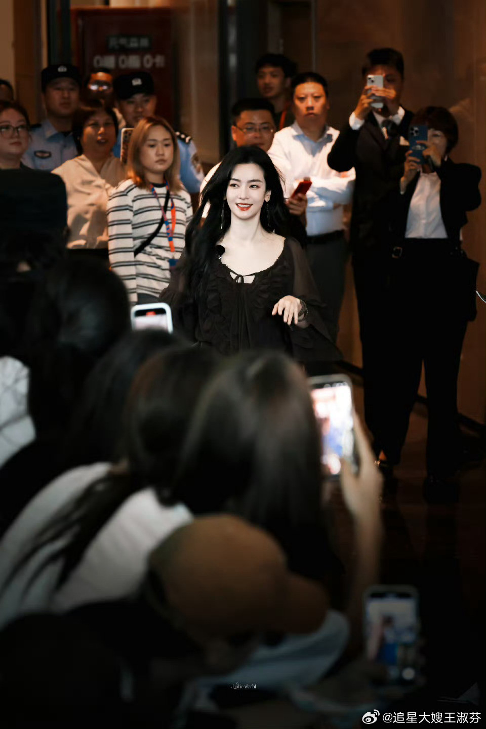 李晟温柔妈咪这不是妈咪是什么！好温柔的妈咪黑裙➕大波浪！