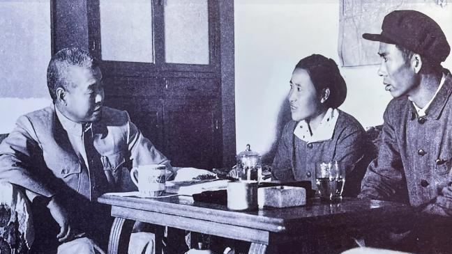 1950年代，太原市长岳维藩和代表们亲切交谈的场景。在当时，解放后的太原满目疮痍
