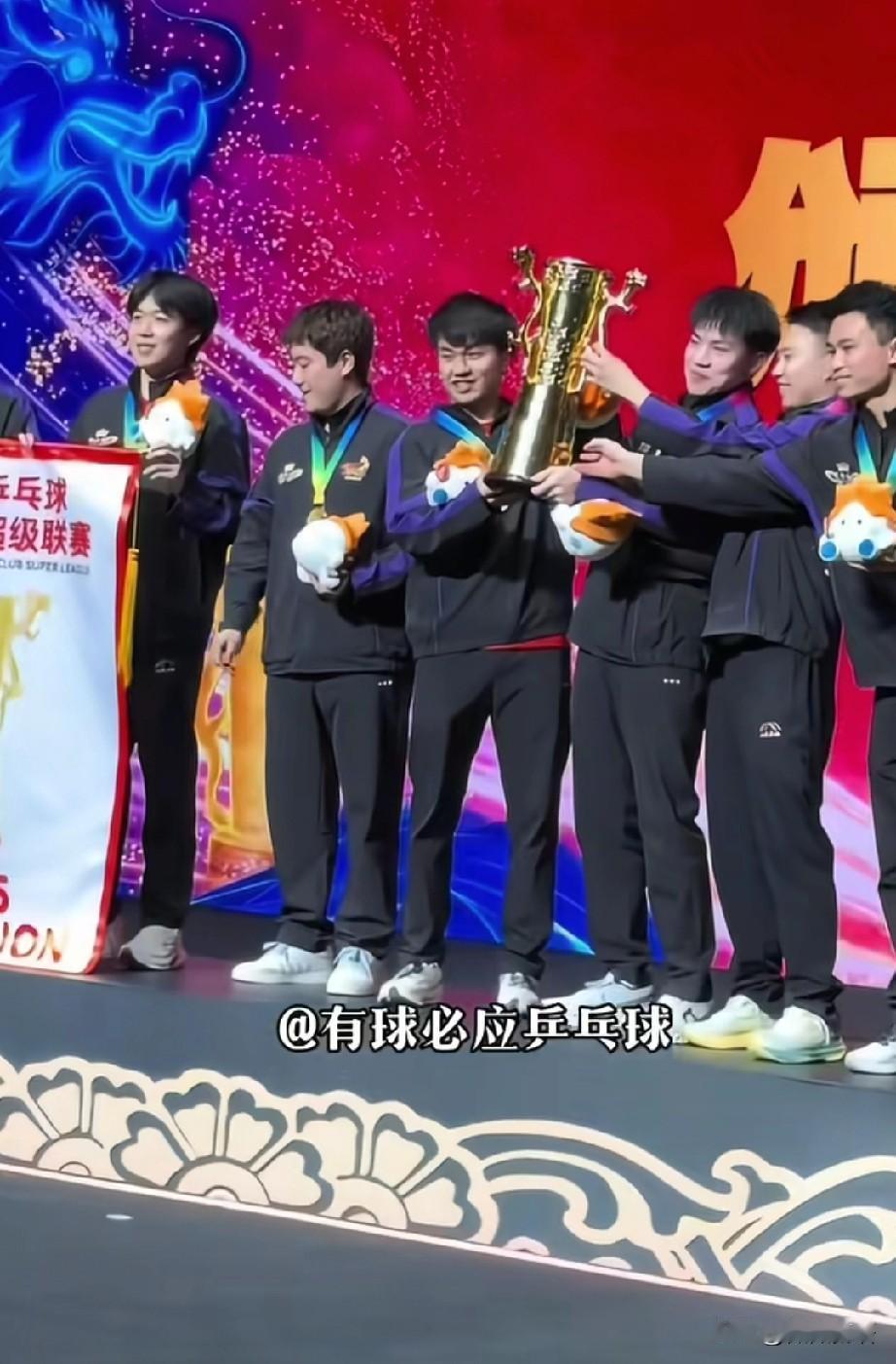 梁靖崑也是长在笑点上的男人。哈哈哈，梁甜甜心想一个不拿怪不好意思的，顺手拿个穗