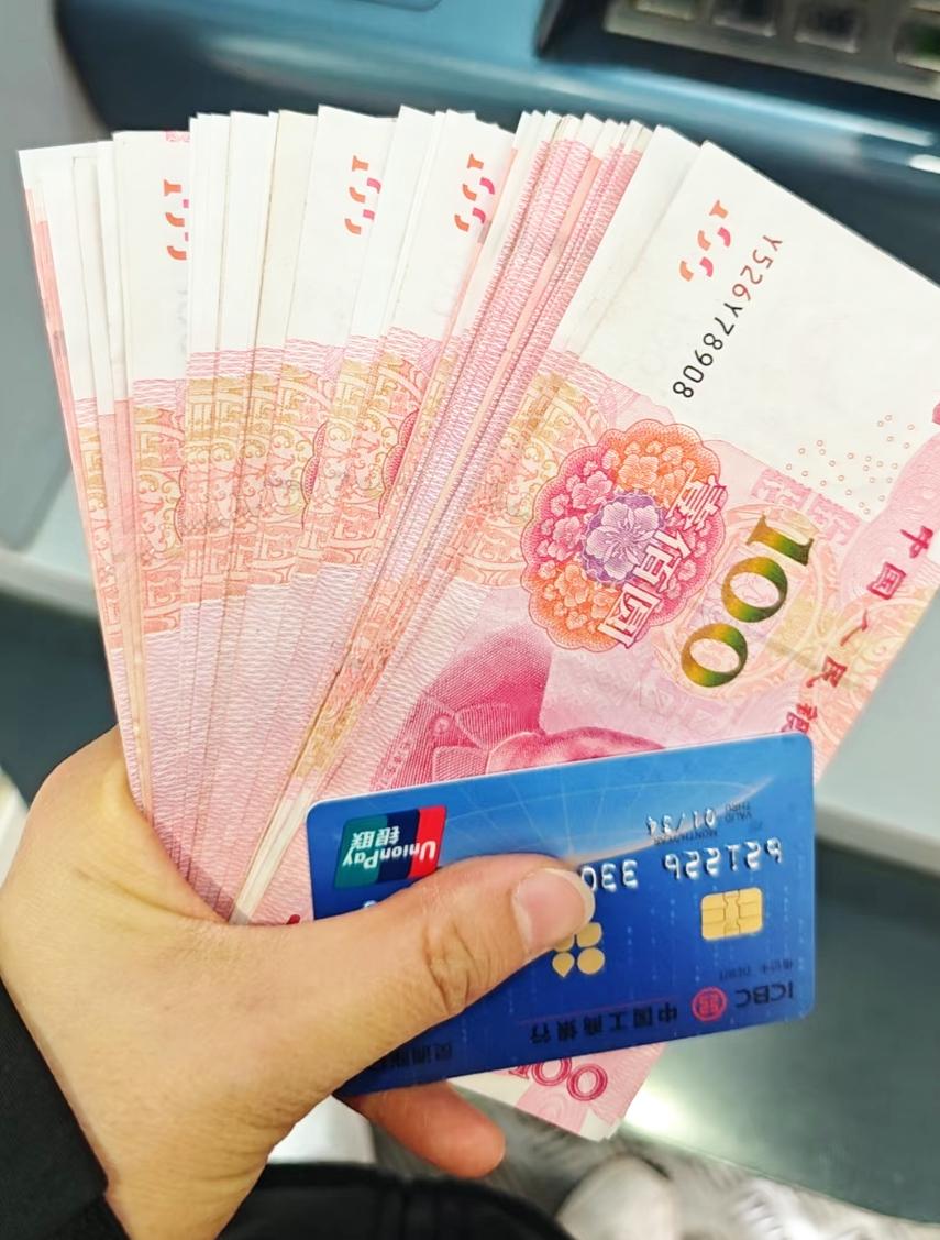 奉劝所有人，未来三年内，不要脸地存钱，未来三年，放下虚荣，踏踏实实存钱。很多人
