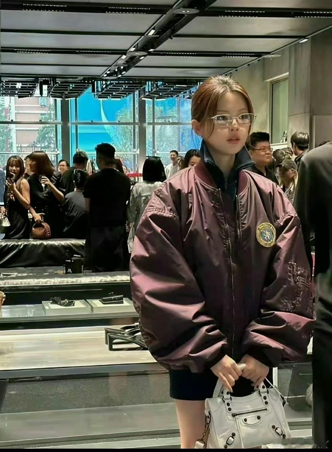 杨超越粉丝拍的线下生图，脸真的好小，好像是ai的感觉，太精致了