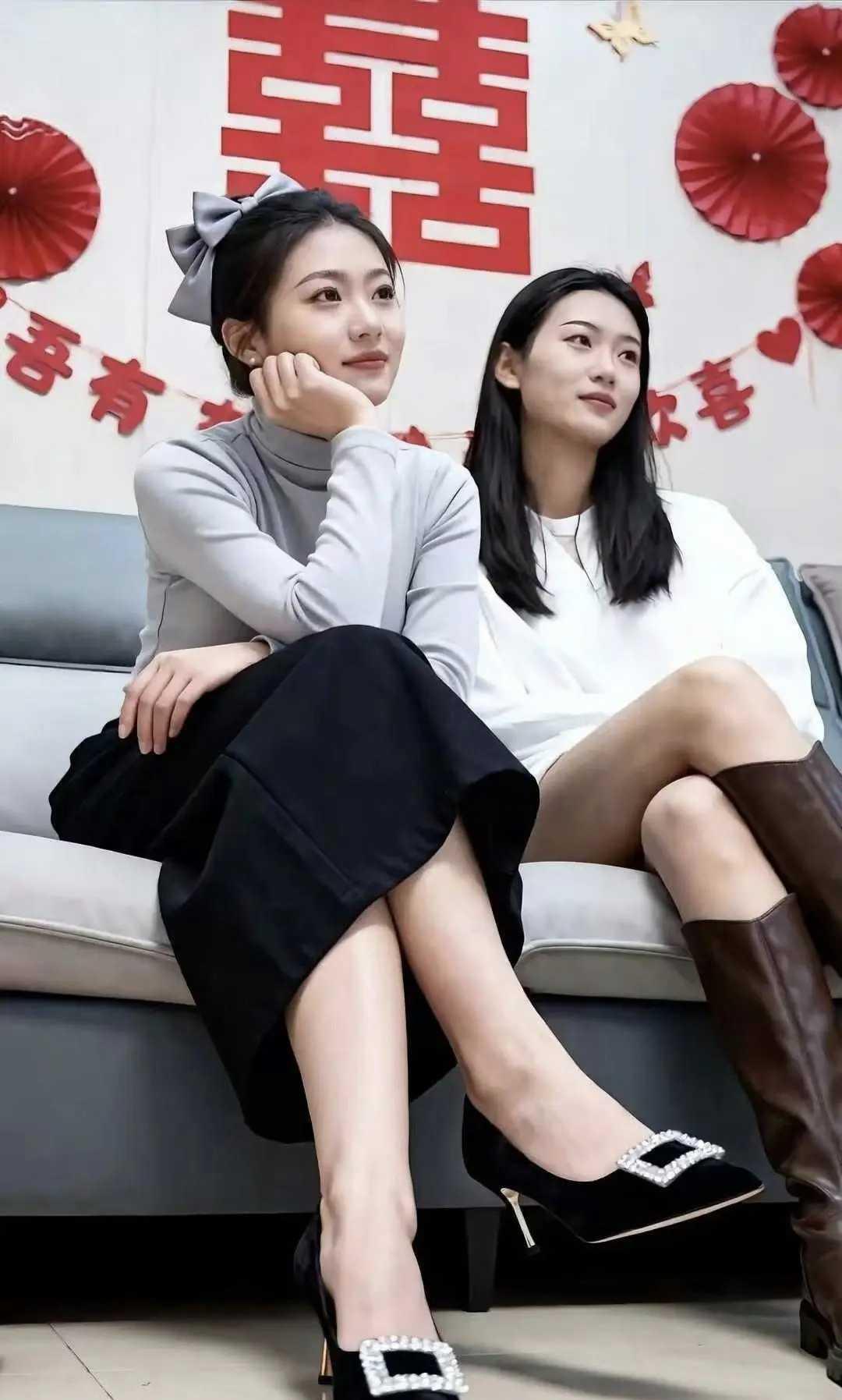 两个伴娘，你选哪个？