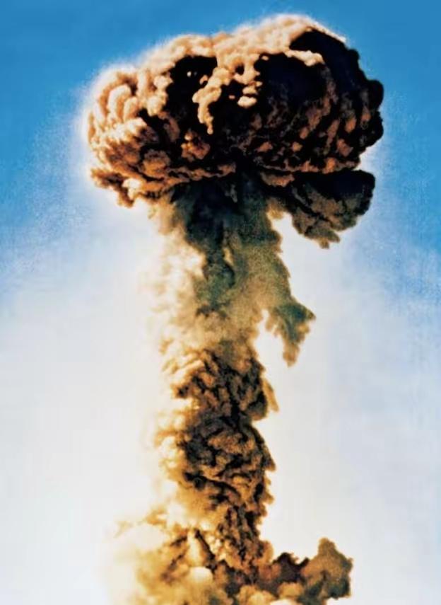 1969年。有人问毛泽东：“那我们的核弹投向哪里?”毛主席大手一挥说：“全部扔到