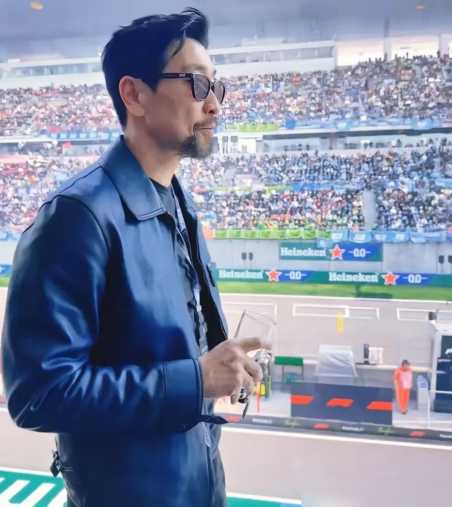 你敢信？刚过去的F1周末，54岁王千源穿8万皮衣看赛，安保竟本能后退半步！当