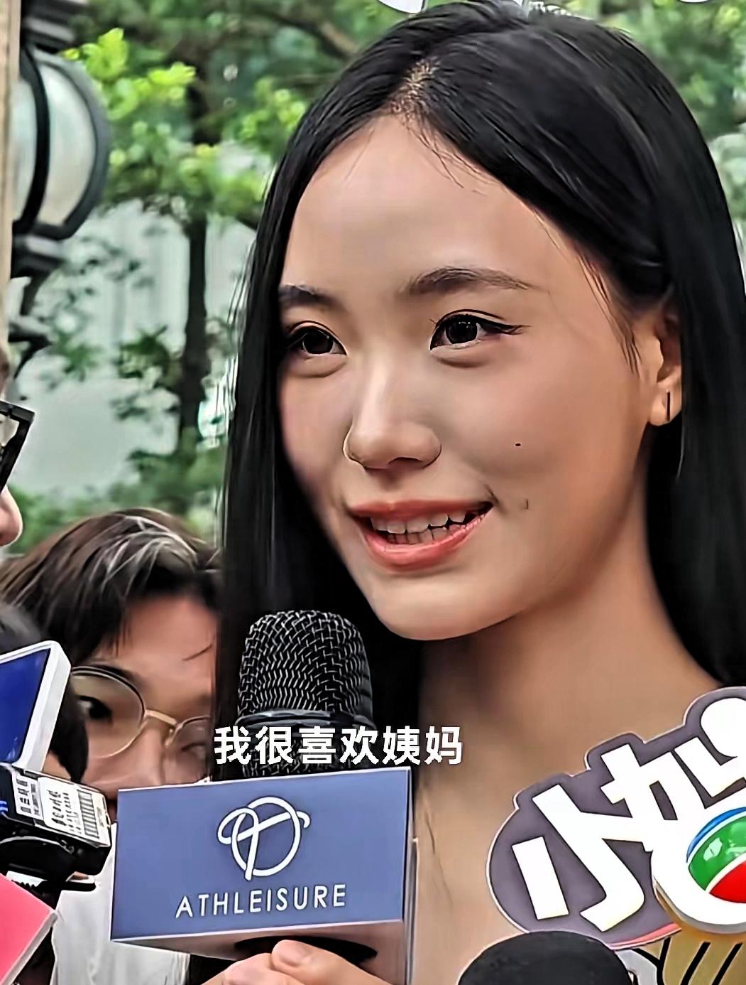 采访开始了，小S二女儿说话了，很少见，母亲获奖了，家里怎么样啊。她觉得妈妈很棒，