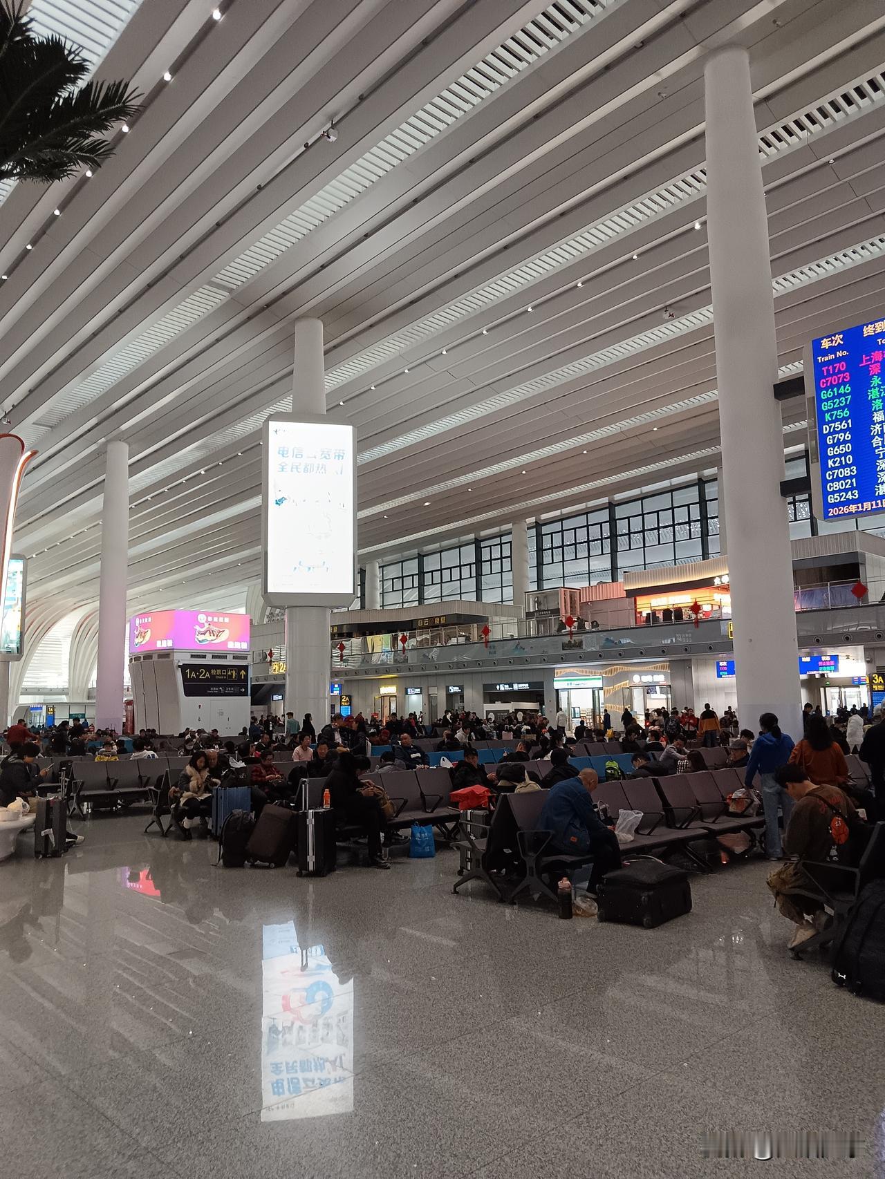 广州白云站真的是浪费，建这么大到底有什么用，冷冷清清的。这些话是某些网友在两年前