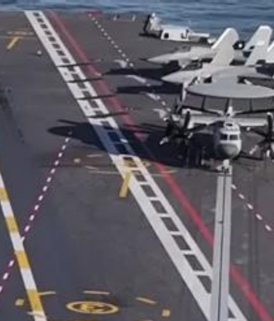 首次(应该是首次吧)公开出现的歼35折叠翼形态