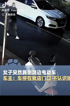 缺大德了！山西大同，一车主把电动车停在店门口，不料，有位女子路过时，二话不说将车