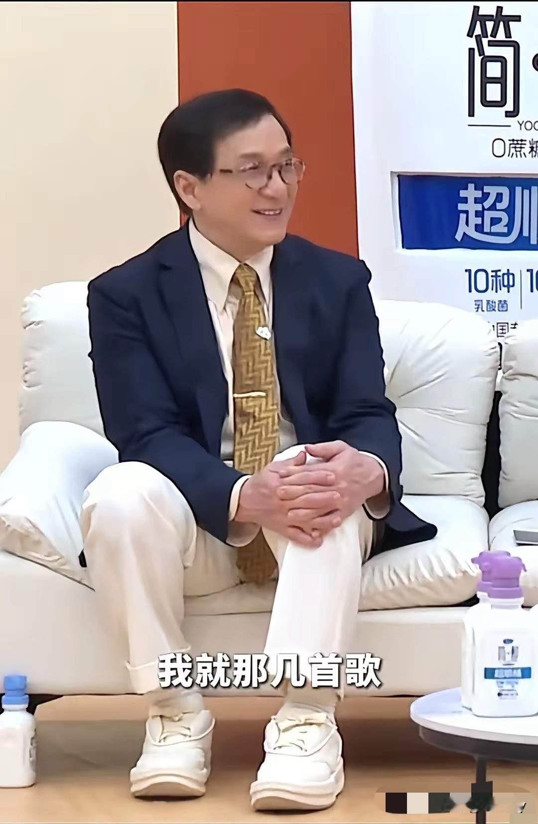 主持人问成龙想不想开巡回演唱会，成龙回答说：我就那几首歌，怎么开演唱会！其实
