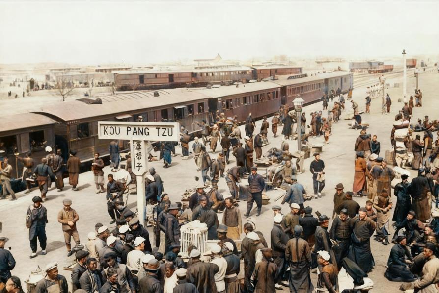 这张照片拍摄于清末的溝帮子火车站（今辽宁锦州境内），站牌上的“KOUPANG