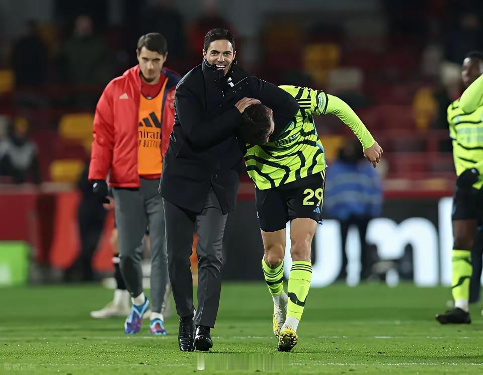 阿森纳这赛季的英超冠军之路似乎越来越明朗了！客场大胜利兹联后，接下来的赛程简直让