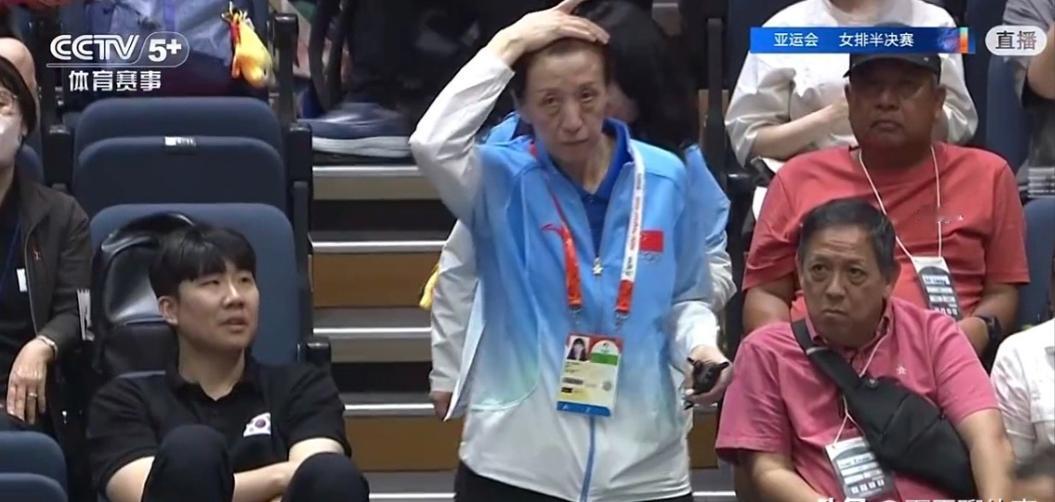 赖亚文为了中国女排可谓是呕心沥血啊，这满头白发，苍老很多人，满脸沧桑，中国女排亚