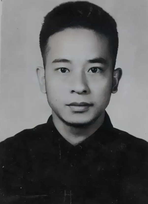 1948年，罗广斌身份暴露，但他哥哥是中将，敌人不敢抓人，就找到他哥哥：“你弟弟