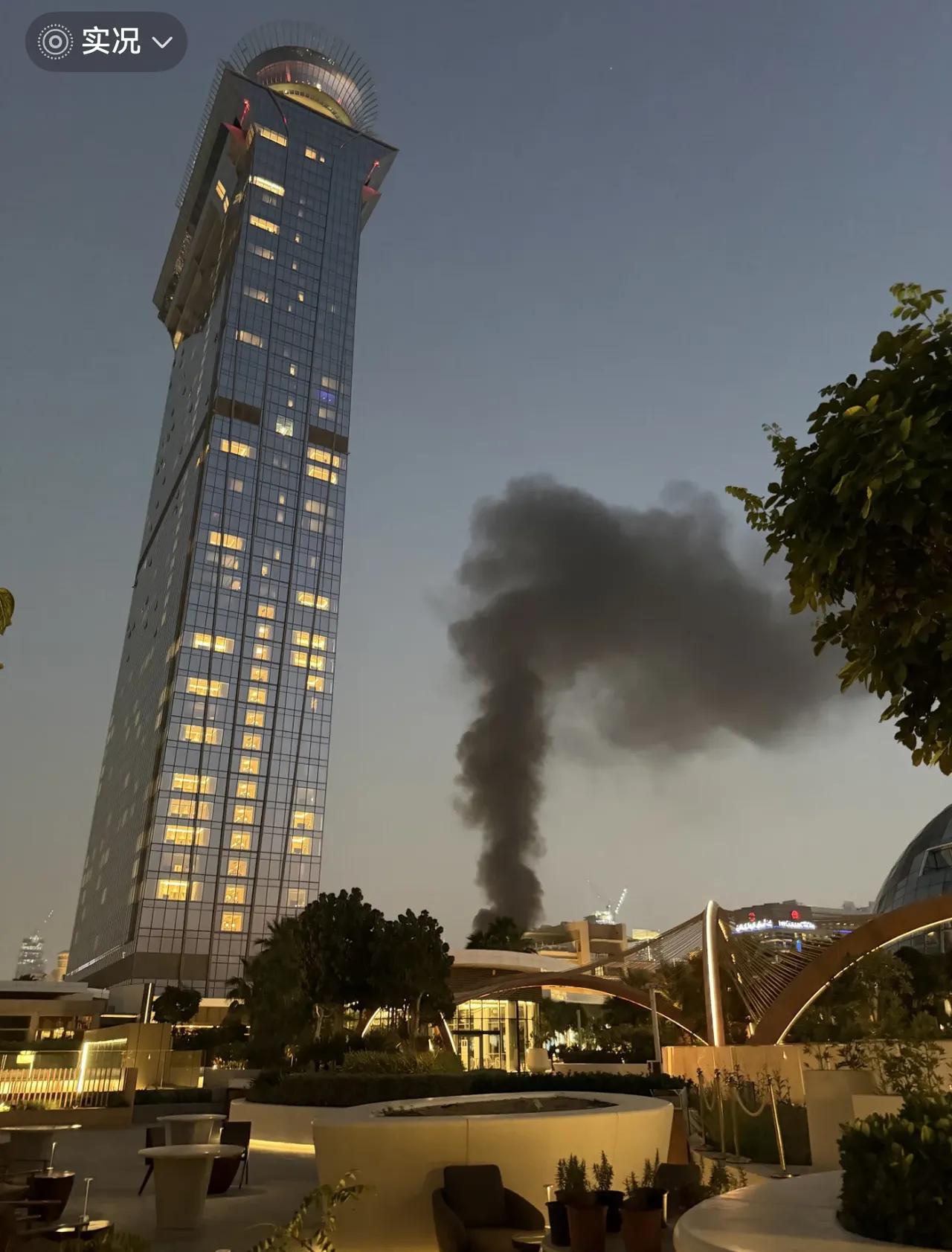 真是太惊险了。我家一位香港亲戚到迪拜旅游，他昨晚十一点多落地深圳。一落地就听