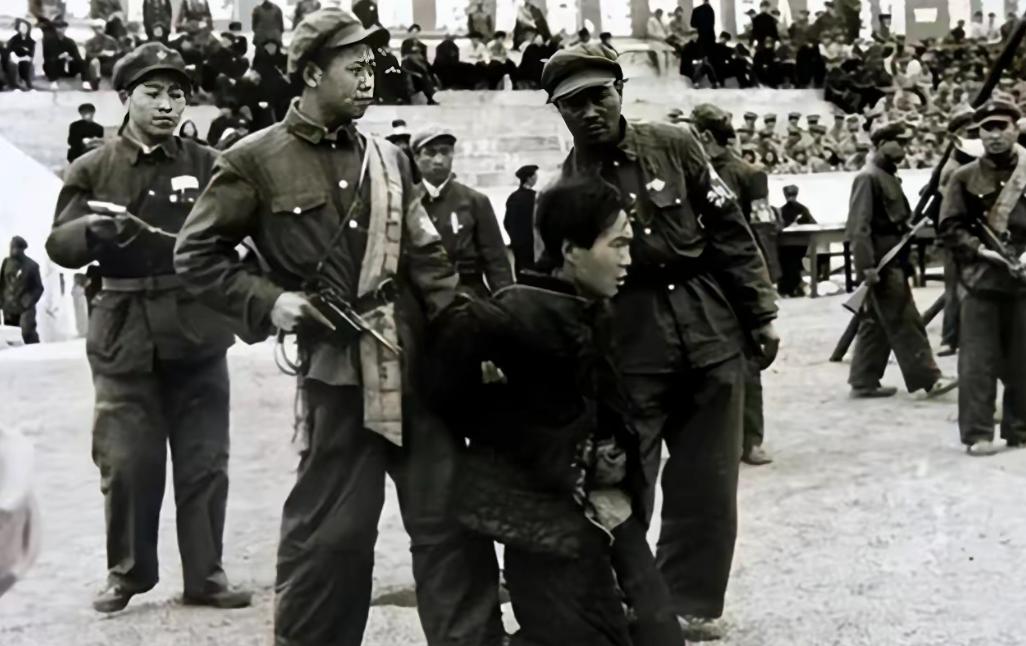 1944年，匪首宋殿元发现有个妇人颇具姿色，不仅强奸一夜，还强迫她拜堂。拜把子兄