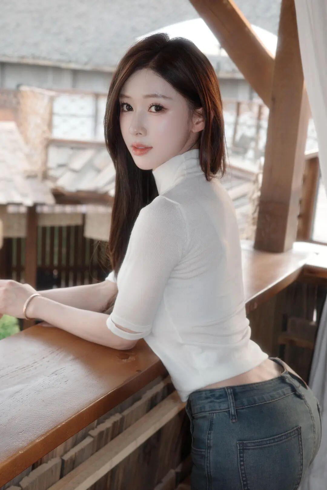 阳光下的少女，白色高领衫与牛仔裙的完美搭配，尽显清新自然之美。白色衬衫裙穿搭蓝