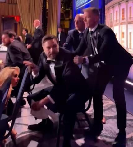 回应晚宴枪击，特朗普自嘲：当总统太危险，早知道不选了当地时间4月25日晚，