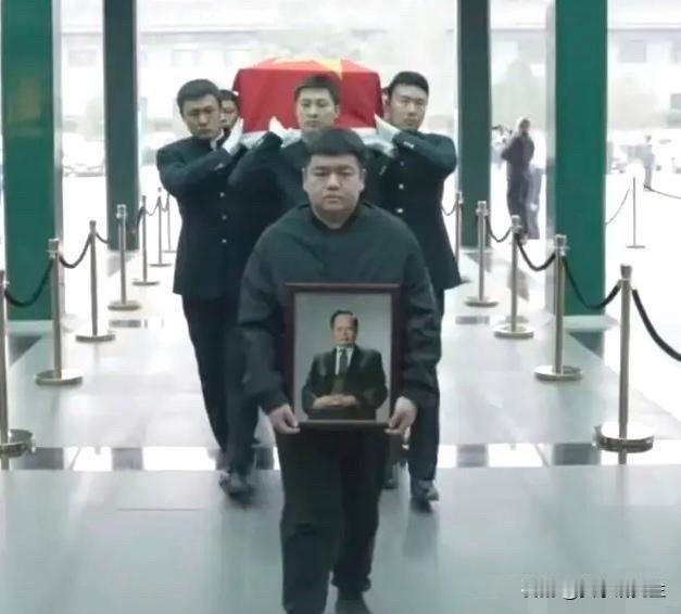 杨振宁葬礼上的捧遗像人是他大孙子网上流传的猜测可以停下来了。遗体告别仪式上