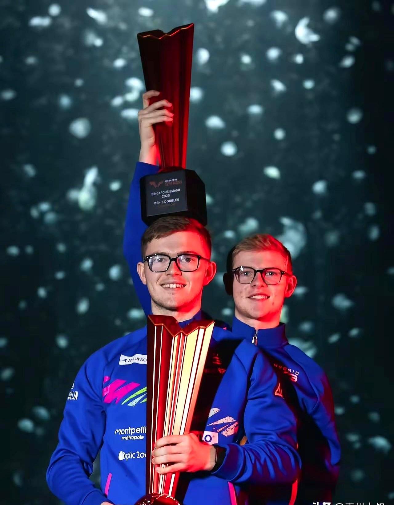 冠军合影，莎头中间像隔了条银河系。别人搂肩比心。勒布伦兄弟差点把对方推进鲨