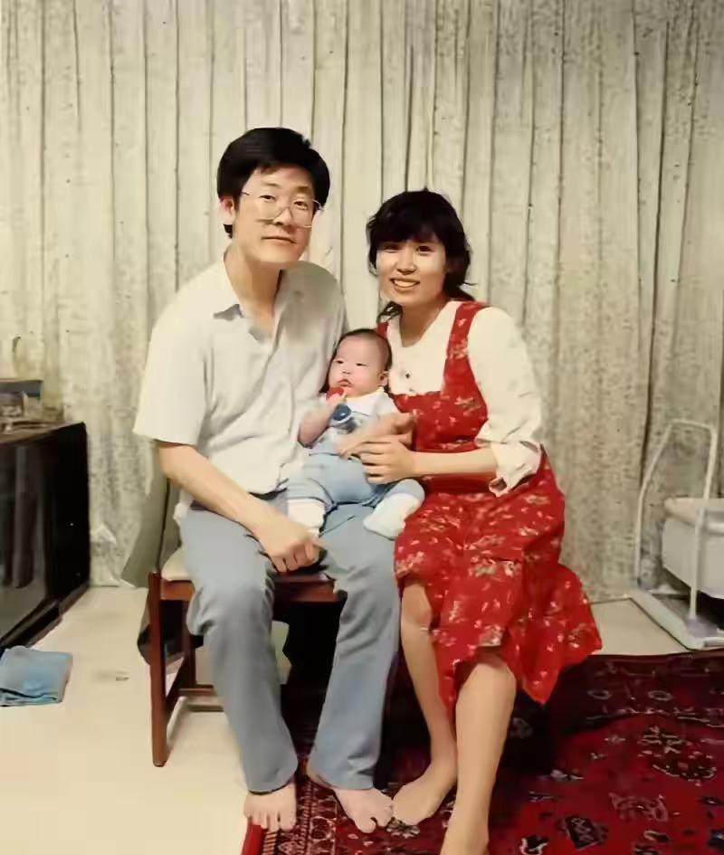 李在明年轻时一家人合影，那时还很穷苦，住家很简陋，娶了个大脚夫人，很有福气。年轻
