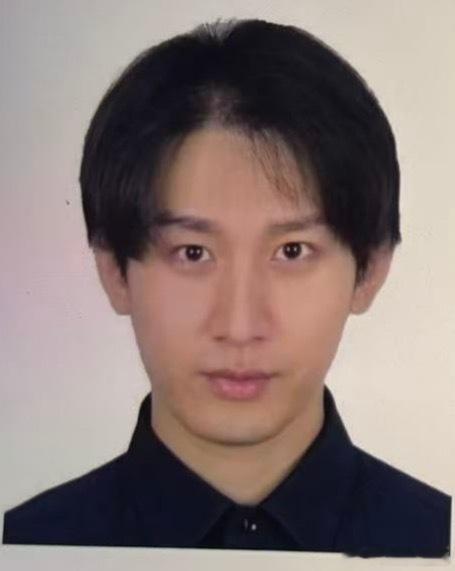 以前发际线那么高可以走谐星路线，现在这么娇麽，已经找不到他的路线。