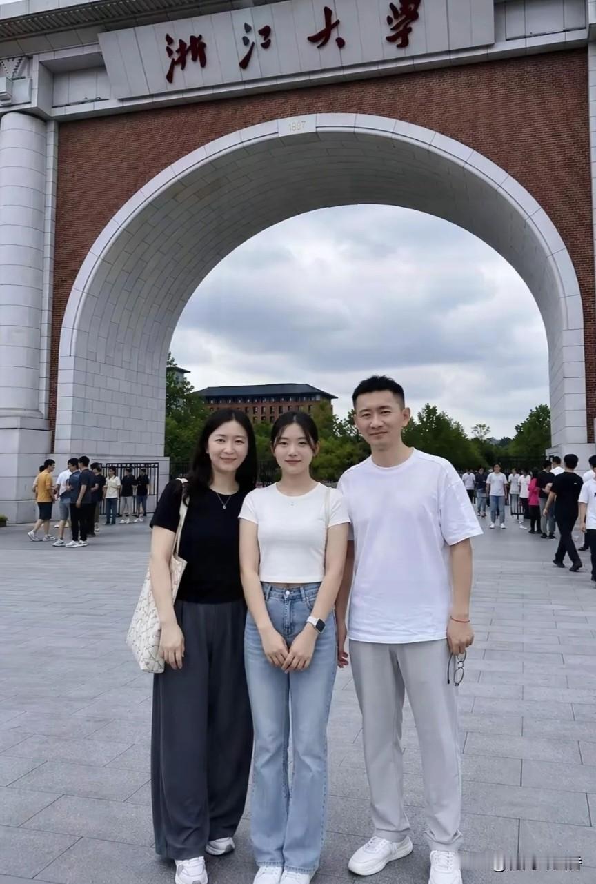 父母送女儿入大学，一张合影，引出基因遗传热议…新生开学季，一张父母送女儿
