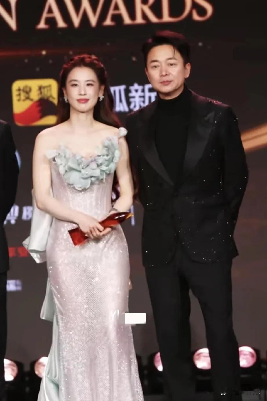 黄圣依这是准备复出拍戏了吗？离婚后很少出现在大众视野，近日穿露肩长裙参加活动