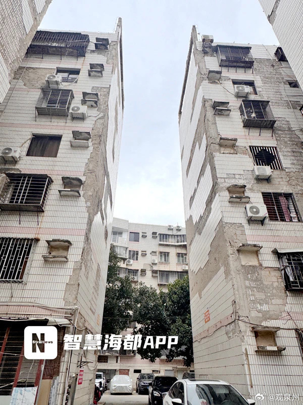 福建一小区外墙瓷砖严重脱落据悉，温陵新城二期修建于1995年，共8幢楼，住着2