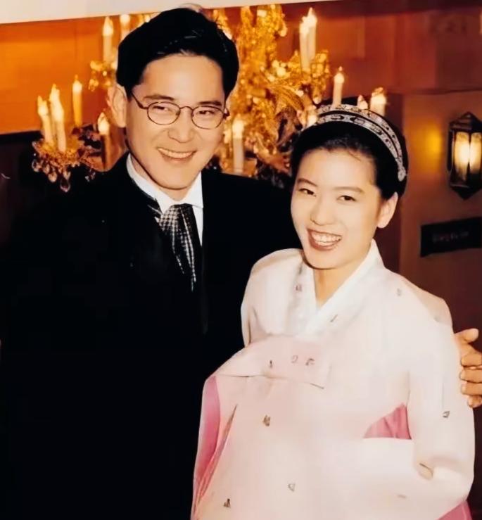 李在镕和林世玲曾经的甜蜜时光！年轻时的李在镕和林世玲是不是属于郎才女貌啊！两