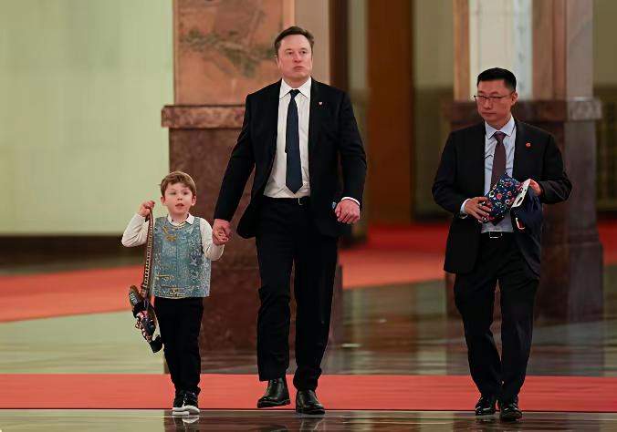 马斯克带娃都能进顶级外交场，没人敢说半个“不”字。这哪是规矩不管用？分明是他本事