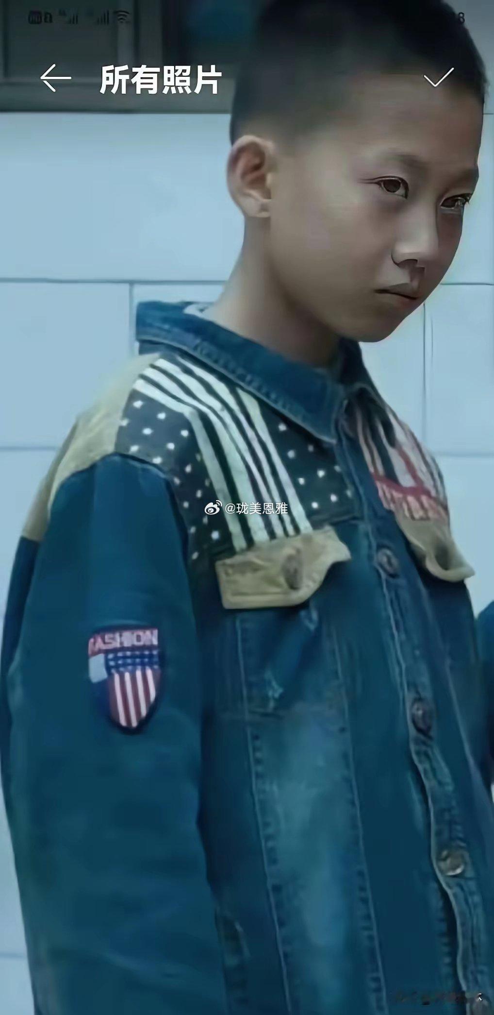 电影《监狱来的妈妈》导演哪里给小孩找的这身衣服啊，也是神了！生活中还真没见过小孩