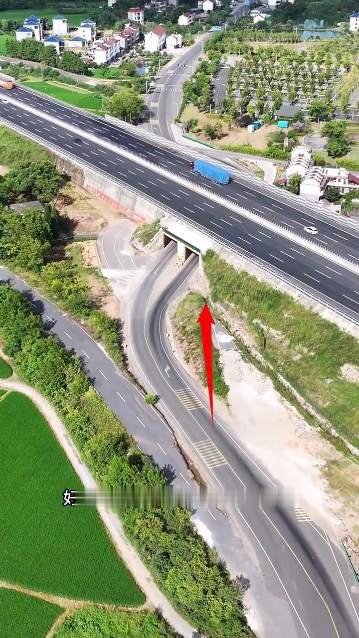 江西奇葩公路。究竟是哪个大聪明设计的这条公路明明可以修直的一条路，非得在隧洞口