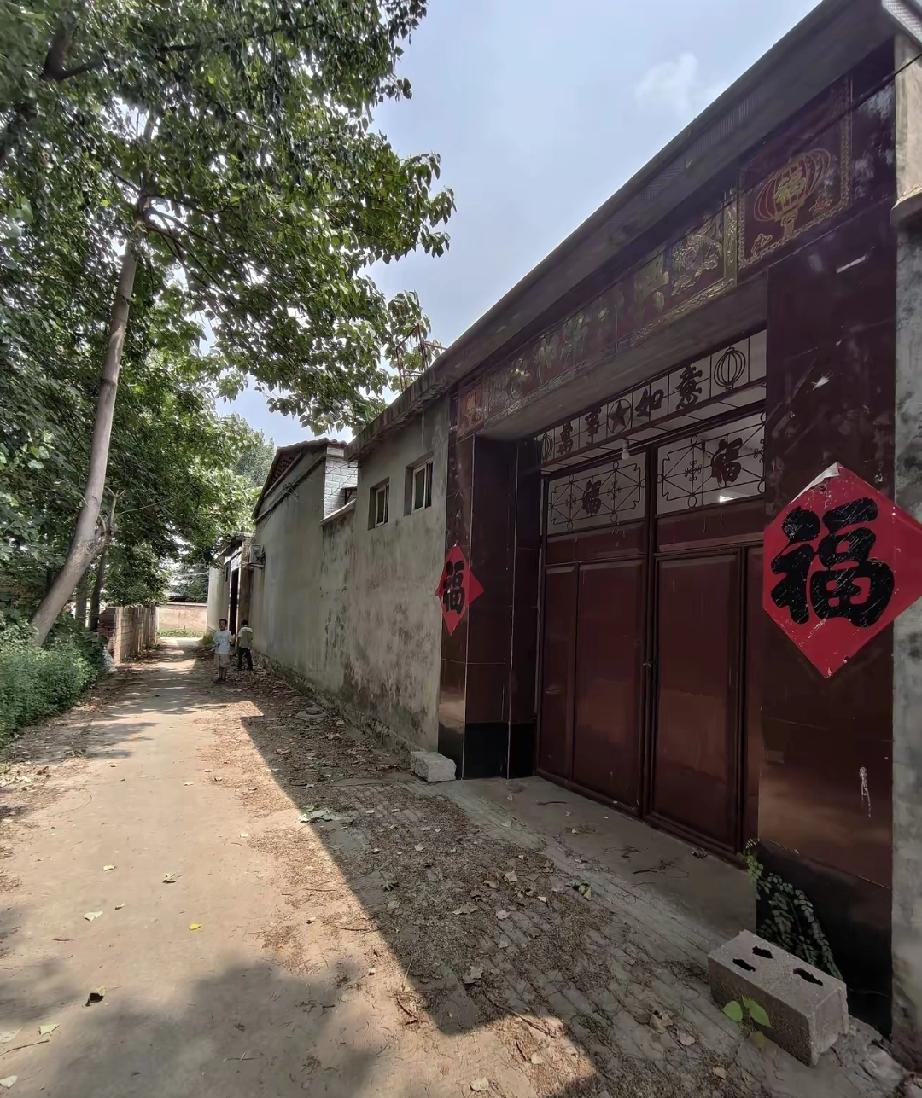 发现没有？在农村有一个奇怪的现象。夏天到了，我们恨不得24小时呆在空调房里，可是