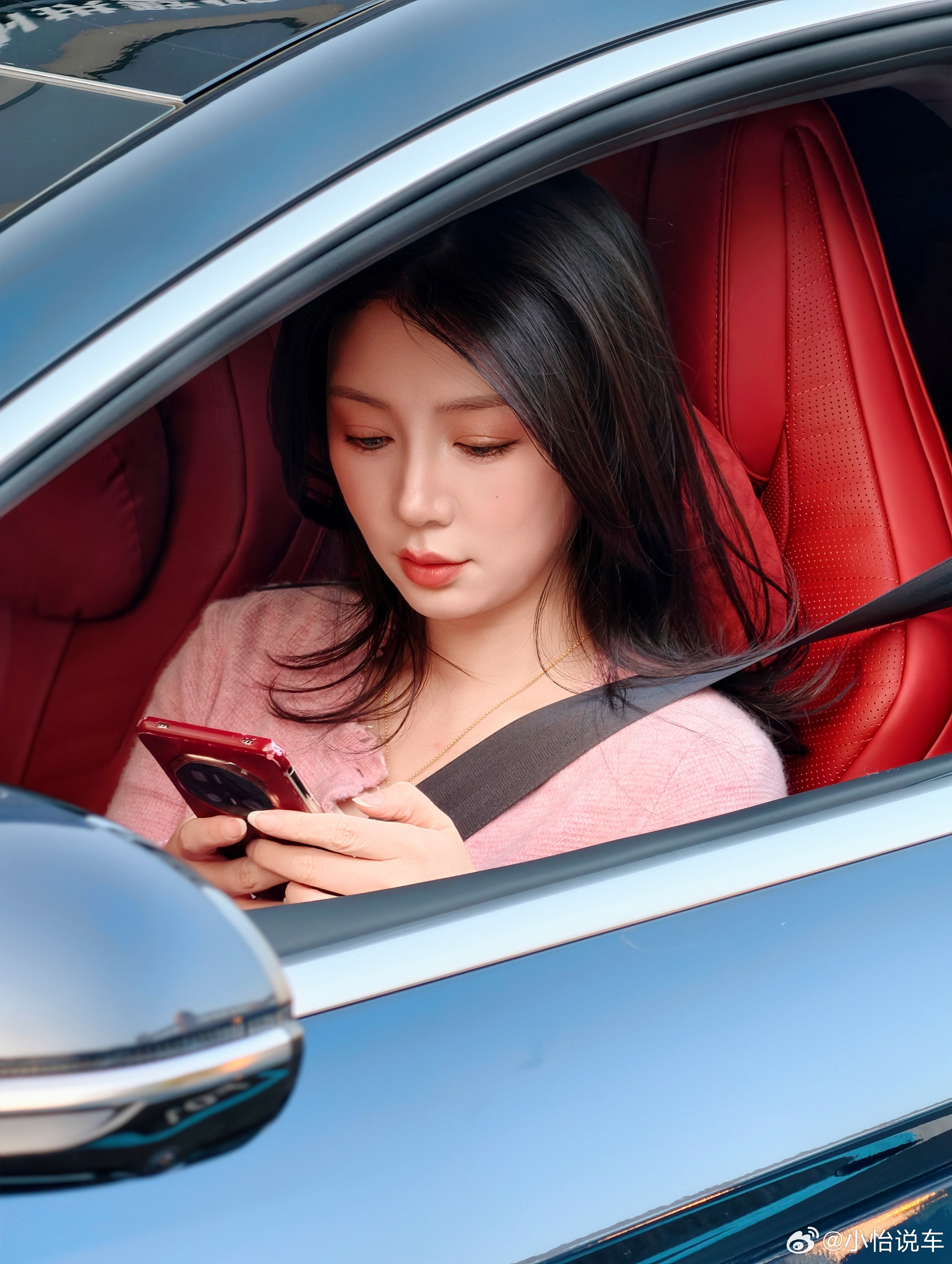 开着仰望U7在路上，居然被开宾利的大哥要微信了，还夸我车美、人更美，给我整的都有