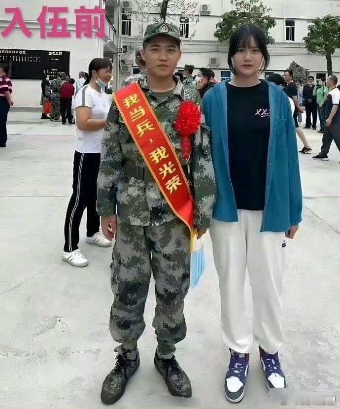 入伍前和退伍后！两个人的气质都变了