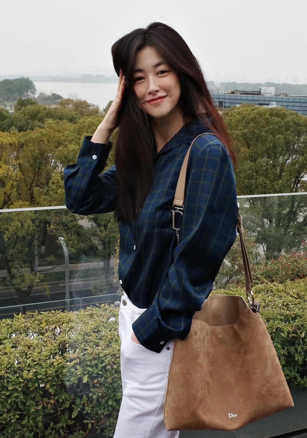 珠的私服也太会穿了！深蓝格纹衬衫+白色阔腿裤，经典又耐看，随性慵懒的松弛感直接